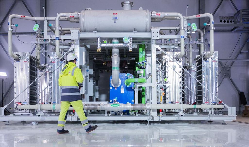 Blick auf einen Elektrolyseur für die Herstellung von grünem Wasserstoff