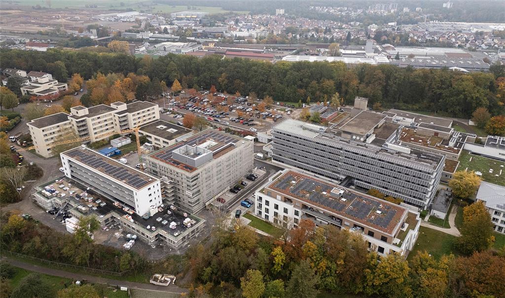 Blick aufs Krankenhaus und den Gesundheitscampus Mühlacker: Nicht nur baulich ist der RKH-Standort auf Wachstumskurs. Auch die Patientenzahlen steigen. Foto: Fotomoment