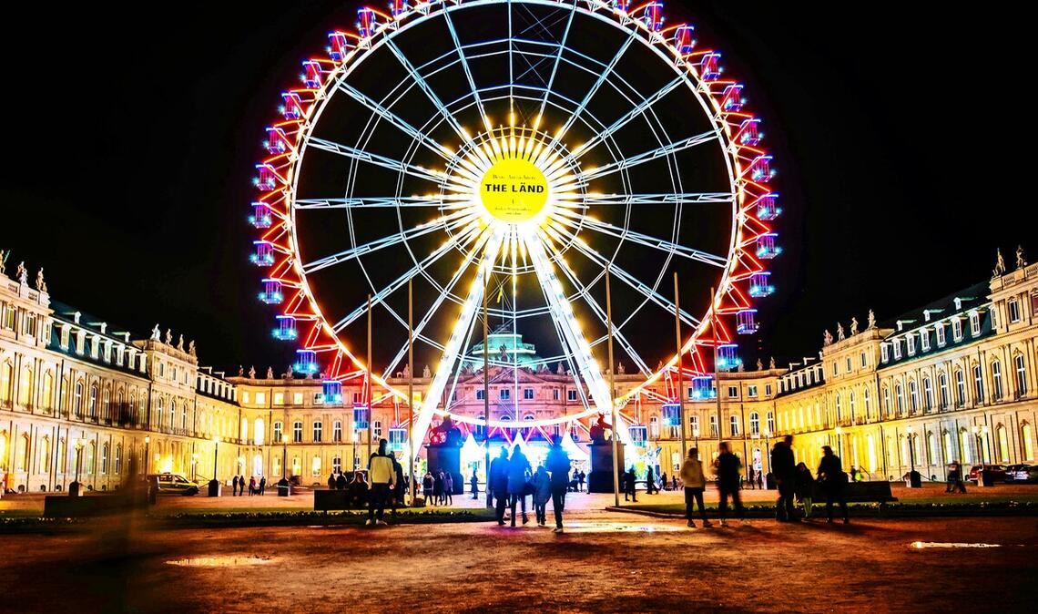 Blick aufs Neue Schloss bei Nacht – inklusive Riesenrad: Muss diese Beleuchtung nun nachts abgeschaltet werden?