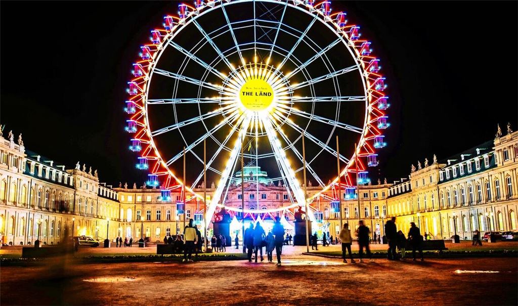 Blick aufs Neue Schloss bei Nacht – inklusive Riesenrad: Muss diese Beleuchtung nun nachts abgeschaltet werden?
