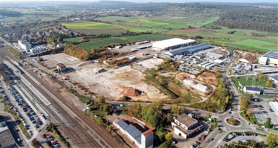 Blick aufs Ziegeleigelände: Wie berichtet, sind hier 544 Wohneinheiten für rund 1200 Einwohner, neue Lebensmittelmärkte von Aldi und Edeka, ein neuer Toom-Baumarkt, ein P+R-Parkplatz sowie Flächen für einen Kindergarten und ein Seniorenheim vorgesehen. Diskutiert wird noch über den Verbleib des Logistikunternehmens Craiss (am oberen Rand), das Erweiterungsflächen angemeldet hat.Archiv