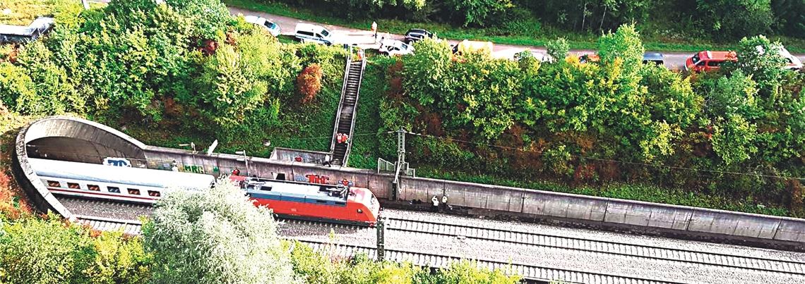 Blick aus dem Hubschrauber auf den Ausgang des Freundsteintunnels, wo der Intercity festhängt.Foto: Bundespolizeiinspektion Karlsruhe