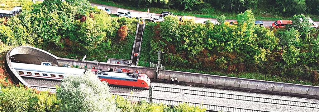 Blick aus dem Hubschrauber auf den Ausgang des Freundsteintunnels, wo der Intercity festhängt.Foto: Bundespolizeiinspektion Karlsruhe