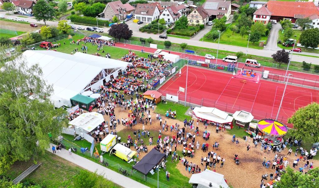 Blick aus der Drohnen-Perspektive auf das Schützinger Festgelände. Foto: Currle