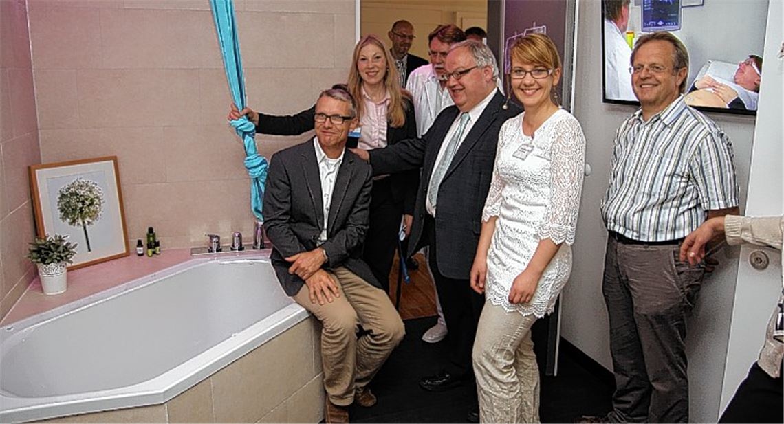 Blick in das sanierte Kreißsaalbad in der Frauenklinik in Mühlacker, das am Abend vorgestellt wurde.