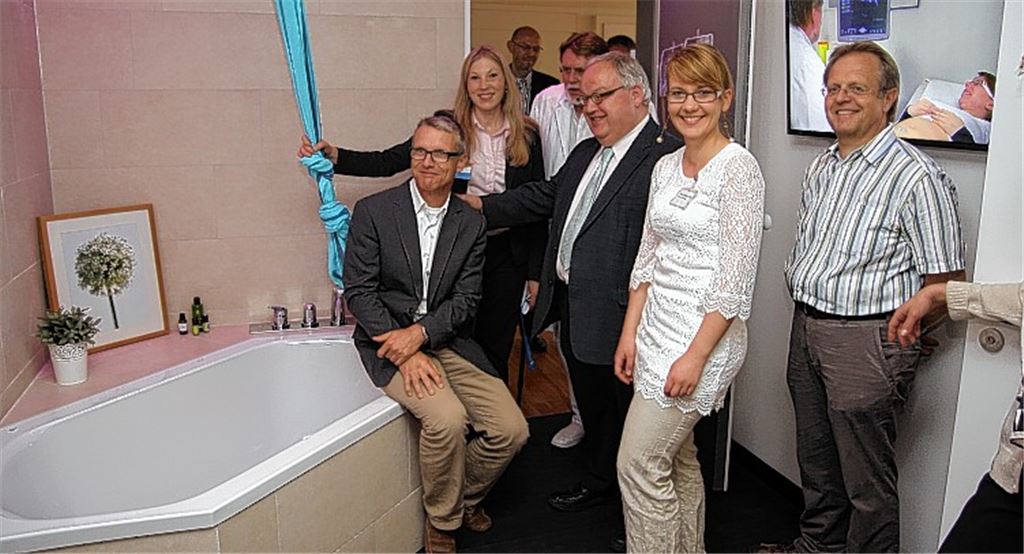 Blick in das sanierte Kreißsaalbad in der Frauenklinik in Mühlacker, das am Abend vorgestellt wurde.