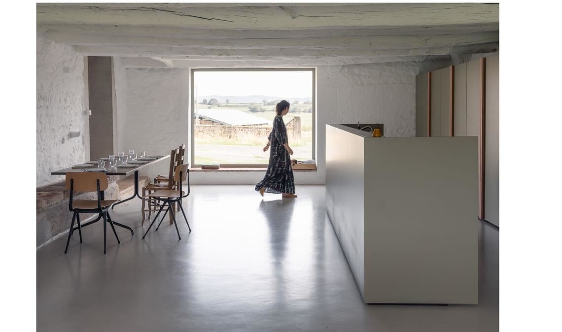 Blick in das umgebaute Haus La Grange im Burgund in Frankreich, das den ersten Preis gewonnen hat. Die Auszeichnung ging ans Büro LVA Le Dévéhat Vuarnesson Architectes.