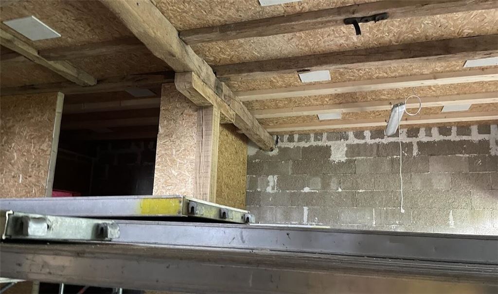 Blick in den Rohbau der Familie Jung, die ein denkmalgeschütztes Haus mit Scheune im Lienzinger Ortskern saniert. Foto: privat