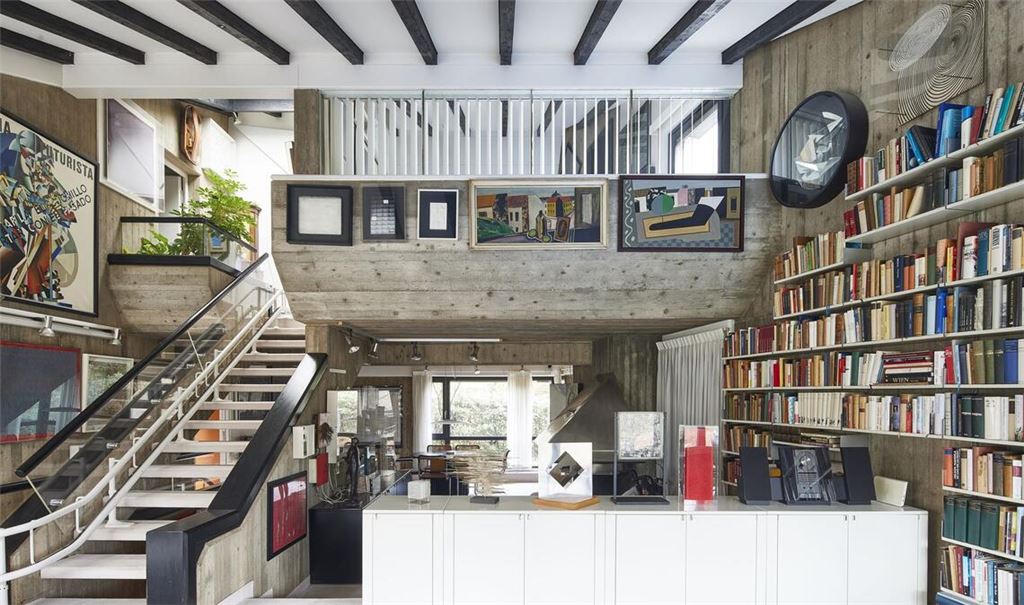 Blick in den Wohnraum des Hauses von Edzard Reuter und seiner Frau Helga in Stuttgart.