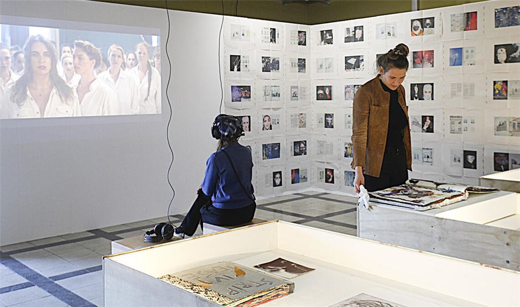 Blick in die Ausstellung „Not your Choice!“ im Pforzheimer A.K.T. Foto: Janus Czech