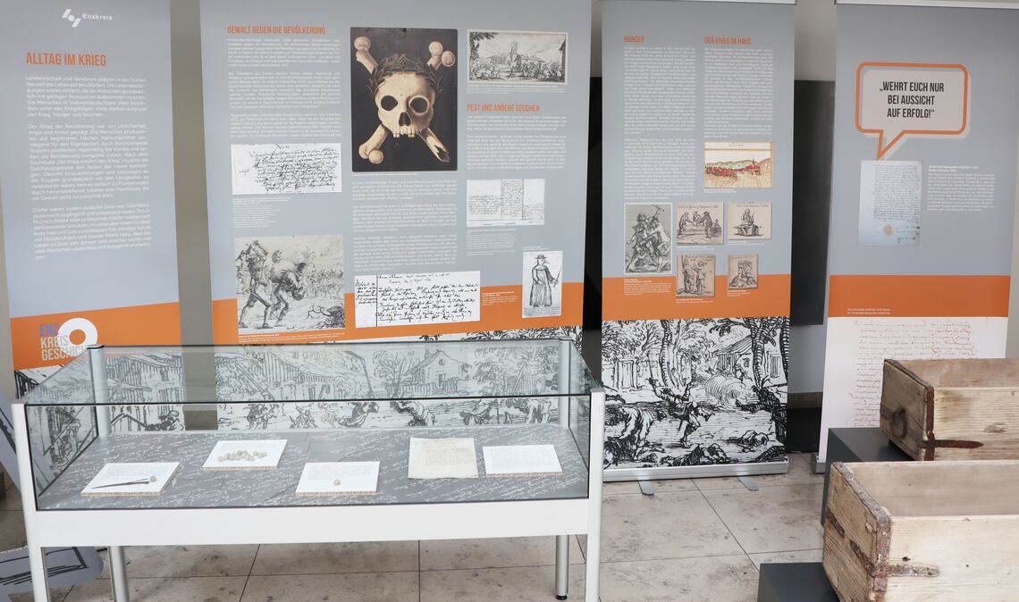 Verteidiger lassen bei Ölbronn ihr Leben Blick in die Ausstellung im Foyer des Landratsamts in Pforzheim. Foto: Enzkreis/Joos