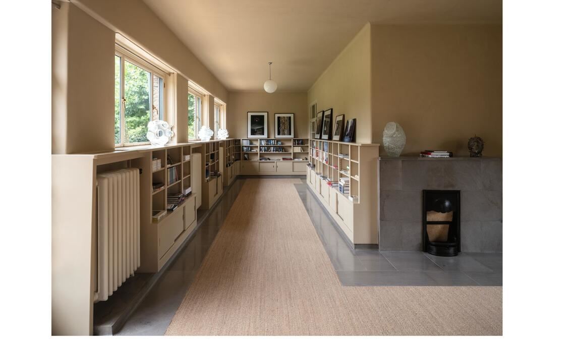 Blick in die Bibliothek in „La Nouvelle Maison“.