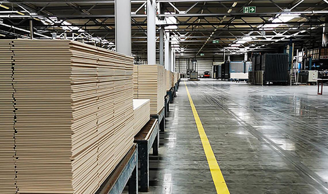 Blick in die Halle des Steuler-Werks an der Industriestraße in Mühlacker. Foto: Steuler Fliesengruppe