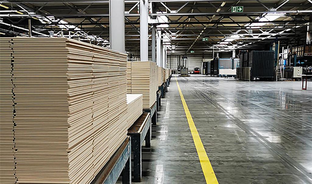 Blick in die Halle des Steuler-Werks an der Industriestraße in Mühlacker. Foto: Steuler Fliesengruppe