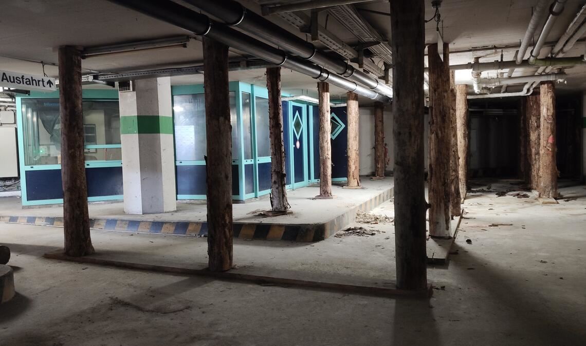 Blick in die Katakomben des früheren Tiefgaragendecks unter dem „Mühlehof-Loch“, wo es auch ohne Aufschüttung schon zusätzliche Abstützungen braucht. Archivfoto: Deeg