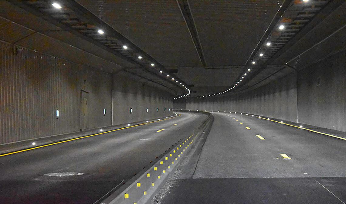 Blick in die „Lärmschutzeinhausung“ der A8 bei Niefern, die umgehend zu einem Unfallschwerpunkt geworden ist. Foto: Myroshnichenko