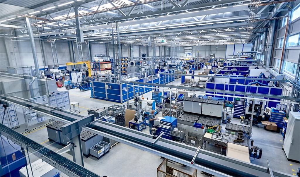 Blick in die Produktion im Zweigwerk Buchbusch, wo Nutzfahrzeugteile gefertigt werden. Foto: Witzenmann/Fotograf no-comment.de