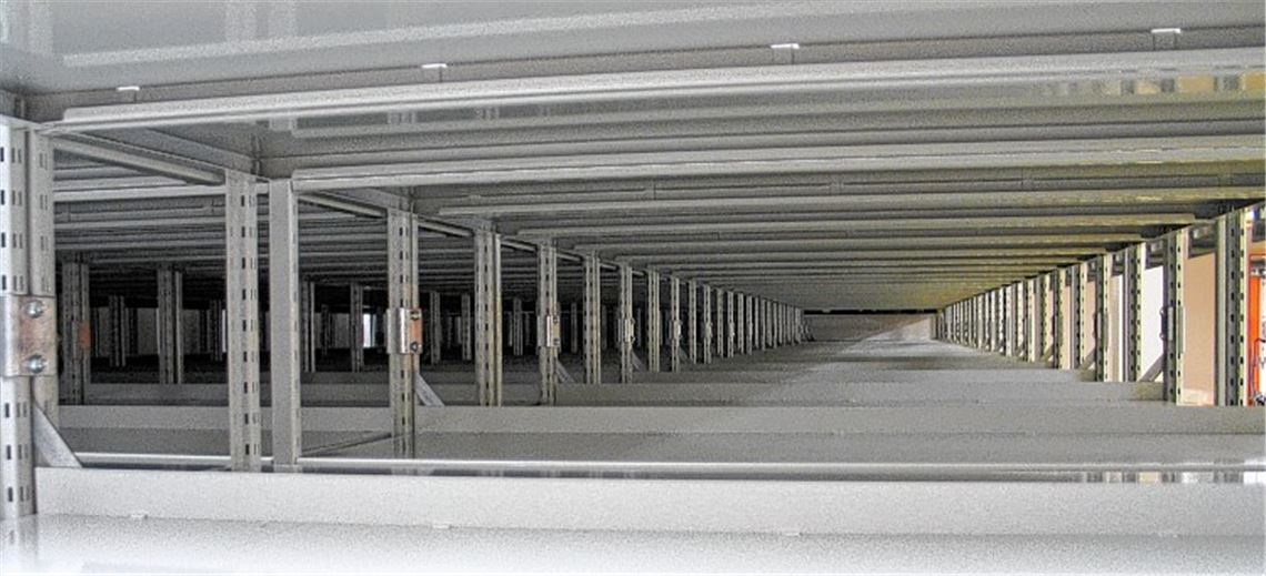 Blick in die Tiefgarage? Der erste Eindruck täuscht. Hier warten noch leere Regale im Wiernsheimer Bildungszentrum auf die Dokumente des Gemeindearchivs.