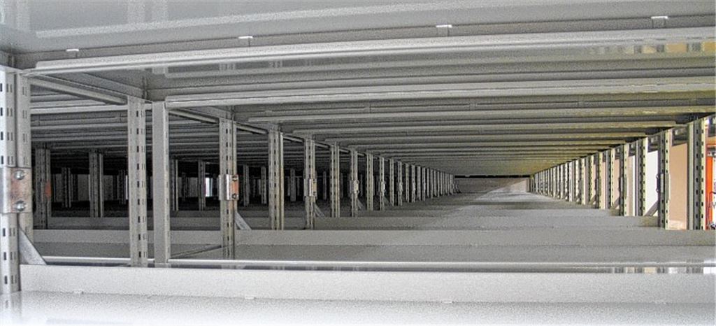 Blick in die Tiefgarage? Der erste Eindruck täuscht. Hier warten noch leere Regale im Wiernsheimer Bildungszentrum auf die Dokumente des Gemeindearchivs.