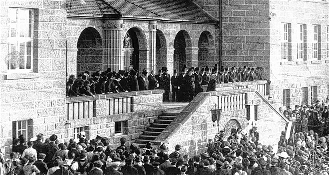 Blick in die Vergangenheit: Schultheiß Händle bei der Ansprache zur Einweihung des Schulgebäudes im Oktober 1913.