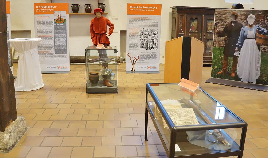 Blick in die Wanderausstellung in der Kelter in Mühlacker. Historisch interessierte Besucherinnen und Besucher finden jede Menge Informationen. Fotos: Bastian
