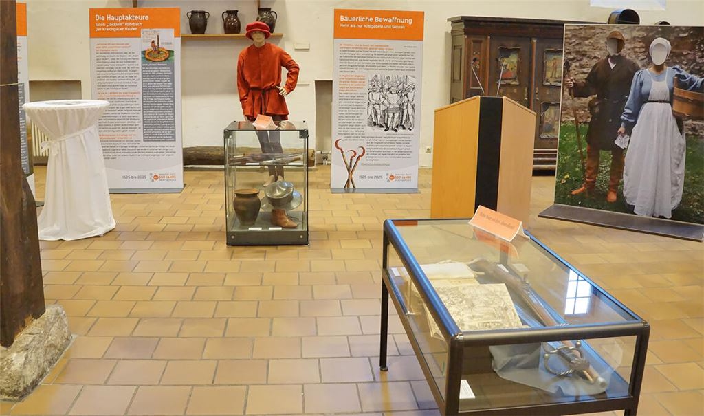 Blick in die Wanderausstellung in der Kelter in Mühlacker. Historisch interessierte Besucherinnen und Besucher finden jede Menge Informationen. Fotos: Bastian