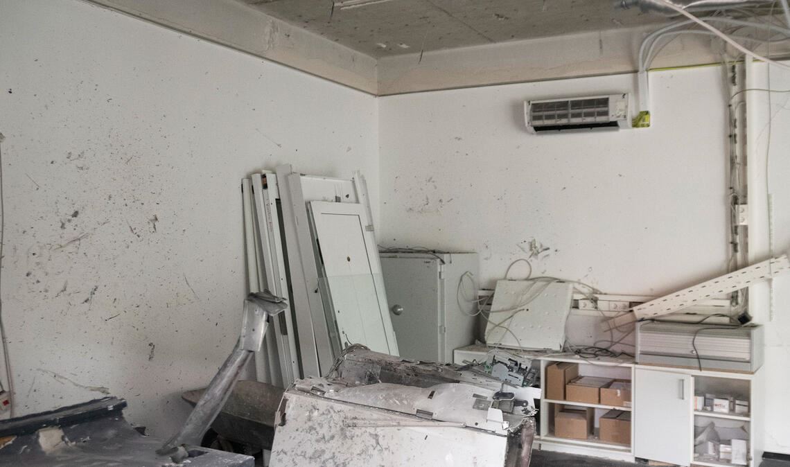 Blick in die eigentliche Sparkassen-Filiale in Wiernsheim, die bei der Automaten-Sprengung verwüstet wurde. Foto: Fotomoment
