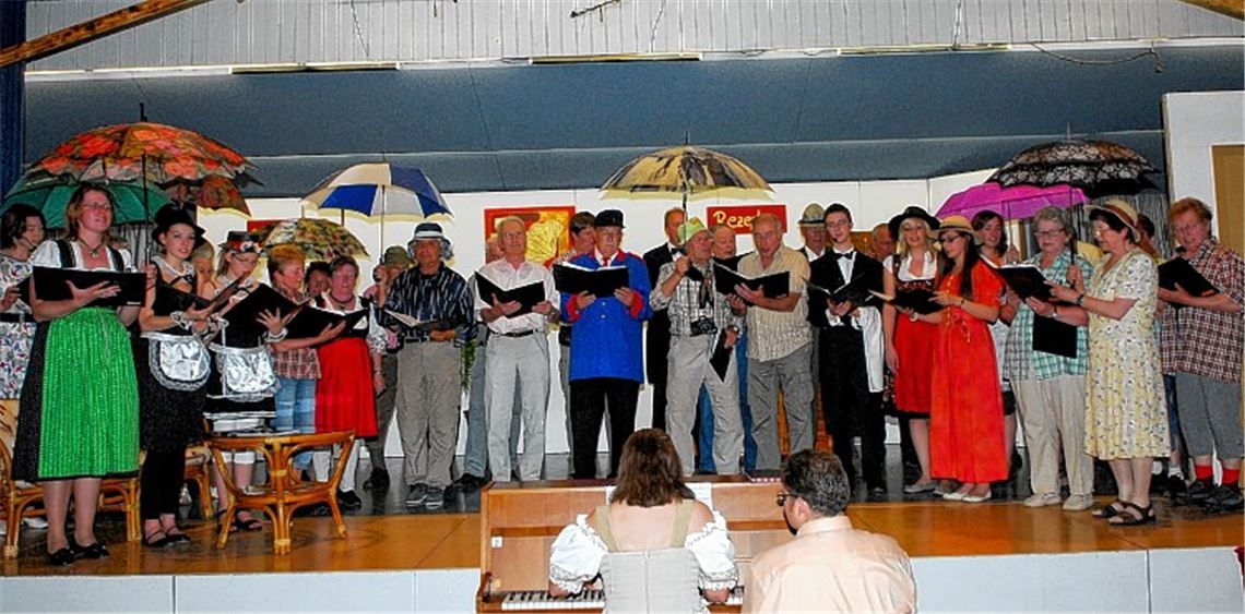 Blick in die jüngere Vergangenheit: Der Liederkranz holt mit einem Riesenerfolg das „Weiße Rössl“ vom Wolfgangsee auf die Bühne der Ölbronner Gemeindehalle.