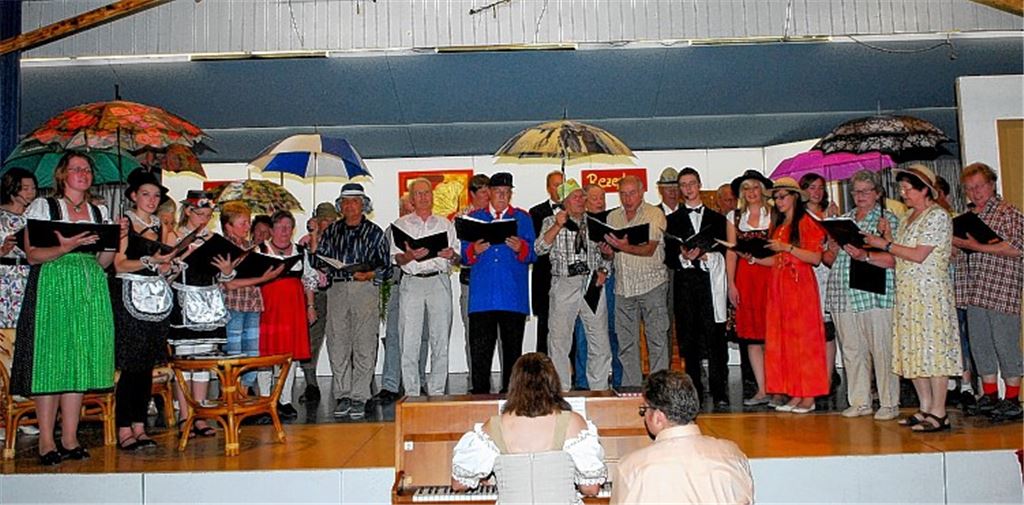 Blick in die jüngere Vergangenheit: Der Liederkranz holt mit einem Riesenerfolg das „Weiße Rössl“ vom Wolfgangsee auf die Bühne der Ölbronner Gemeindehalle.