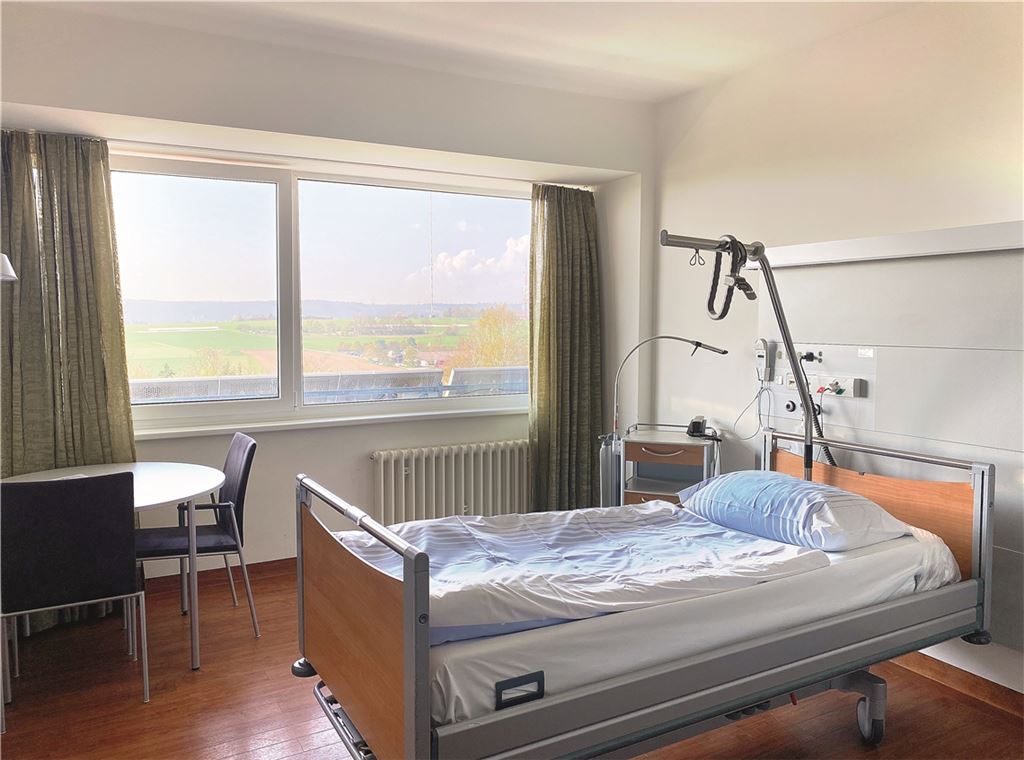 Blick in ein Zimmer der Wahlleistungsstation im Krankenhaus Mühlacker. RKH Enzkreis-Kliniken