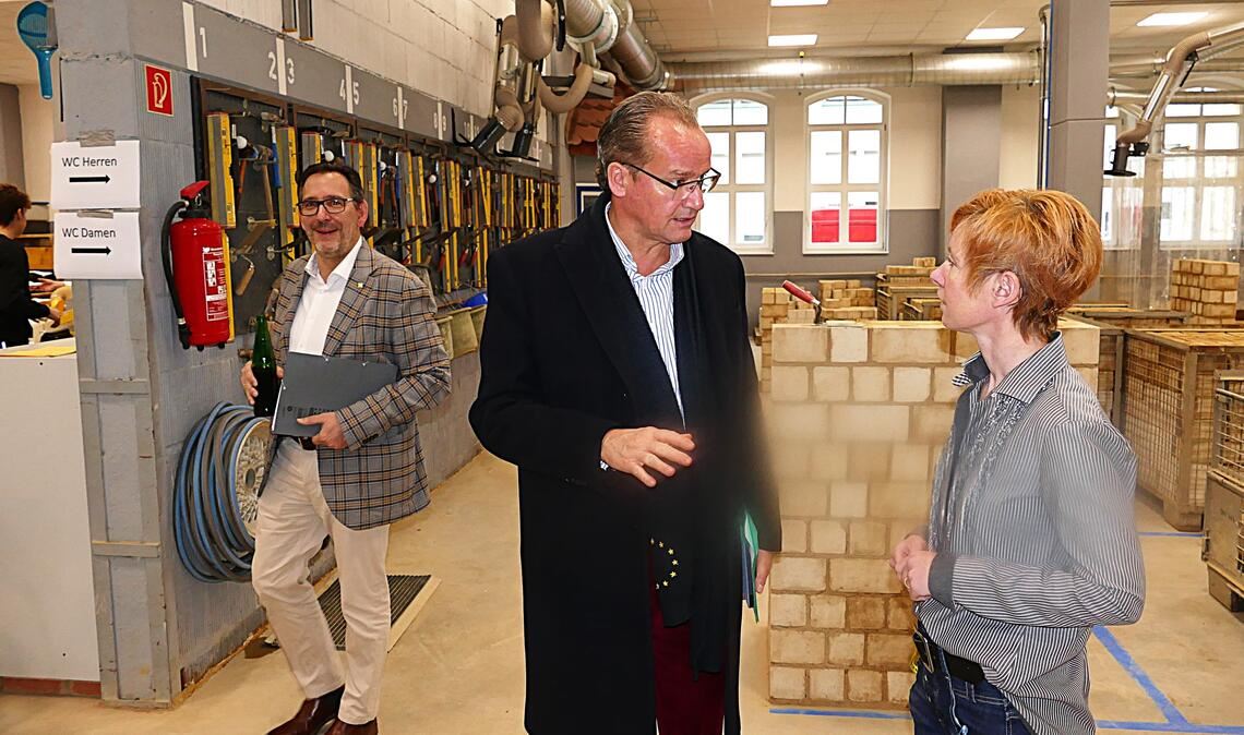 Blick in einer der drei Werkhallen mit Gunther Krichbaum und Claudia Lipps im Gespräch, li. Pforzheims Baubürgermeister Tobias Volle. Fotos: Peche