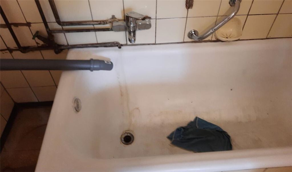 Blick ins Badezimmer der Wohnung, die dem geflüchteten Paar in Dürrmenz zugewiesen wurde. Bekannte der beiden haben zunächst bei der Grundreinigung angepackt. Fotos: privat