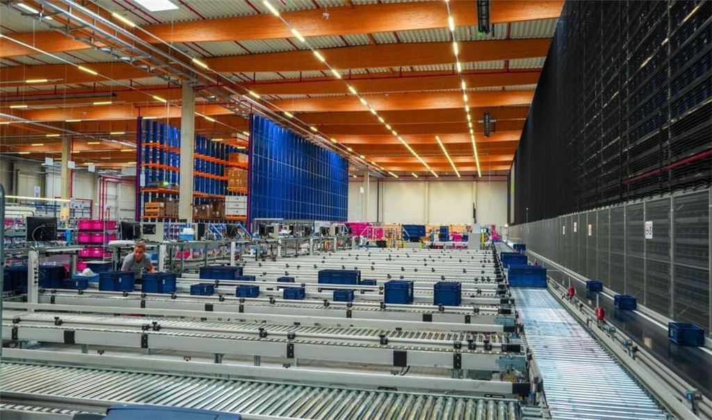 Blick ins Innere eines Honold-Defense-Center. Von dort aus versorgt der Logistikdienstleister die Kunden aus der Verteidigungsindustrie mit Teilen und liefert diese direkt in die Fertigung.