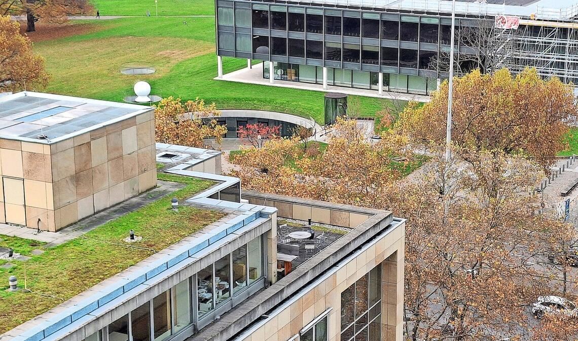Blick über das Abgeordnetenhaus (vorne) auf den Landtag (Mitte) und das Neue Schloss (hinten).