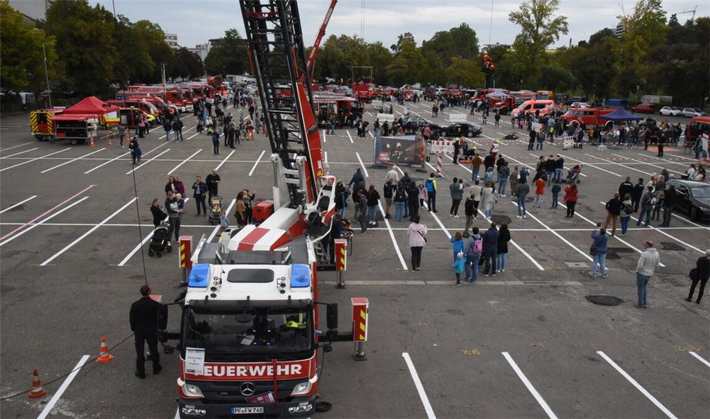 Blick über das Gelände: Auf dem Messplatz können sich Interessierte an zahlreichen Stationen über die Leistungen der Feuerwehr informieren. Fotos: Bott