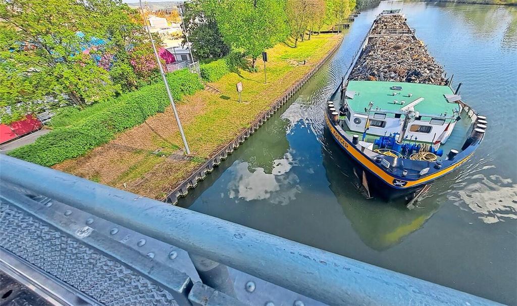 Blick vom Berger Steg auf das  „Kleine Wasenufer“: Dieser rund 75 Meter lange Grünstreifen soll bereits bis zur Internationalen Bauausstellung 2027 umgestaltet werden.