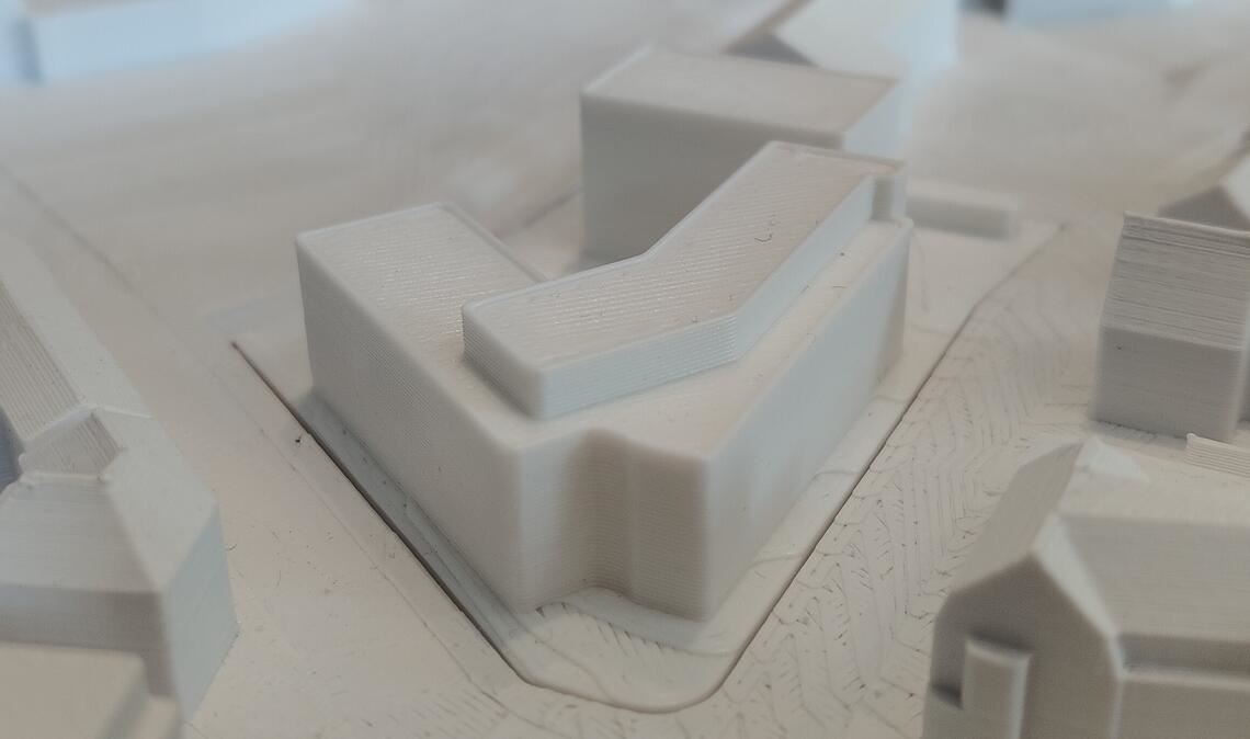 Blick vom Kreisverkehr: Das Gebäude, das zwischen Goethestraße und Erlenbachstraße stehen wird, gefällt im Wesentlichen nun auch dem Gestaltungsbeirat. Foto: Deeg