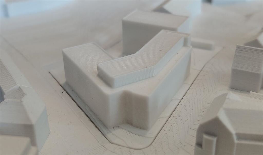 Blick vom Kreisverkehr: Das Gebäude, das zwischen Goethestraße und Erlenbachstraße stehen wird, gefällt im Wesentlichen nun auch dem Gestaltungsbeirat. Foto: Deeg