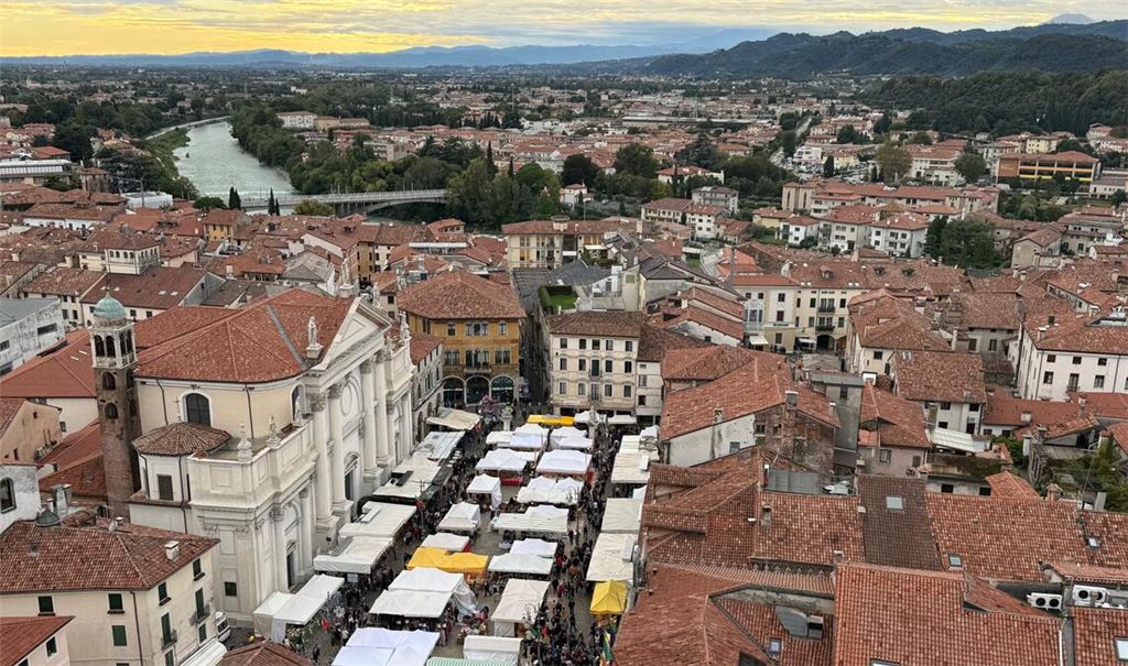 Blick vom Stadtturm auf die Innenstadt von Bassano del Grappa mit dem Herbstmarkt, der „Fiera Franca e d’Autunno“. Fotos: Recken