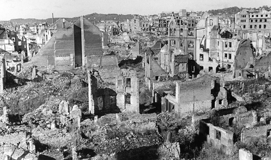 Blick von Südosten über die zerstörte Pforzheimer Innenstadt auf das Industriehaus und den Wallberg. Die Aufnahme entstand 1946. Foto: Repro Oliver Linde/Sammlung Gerstung
