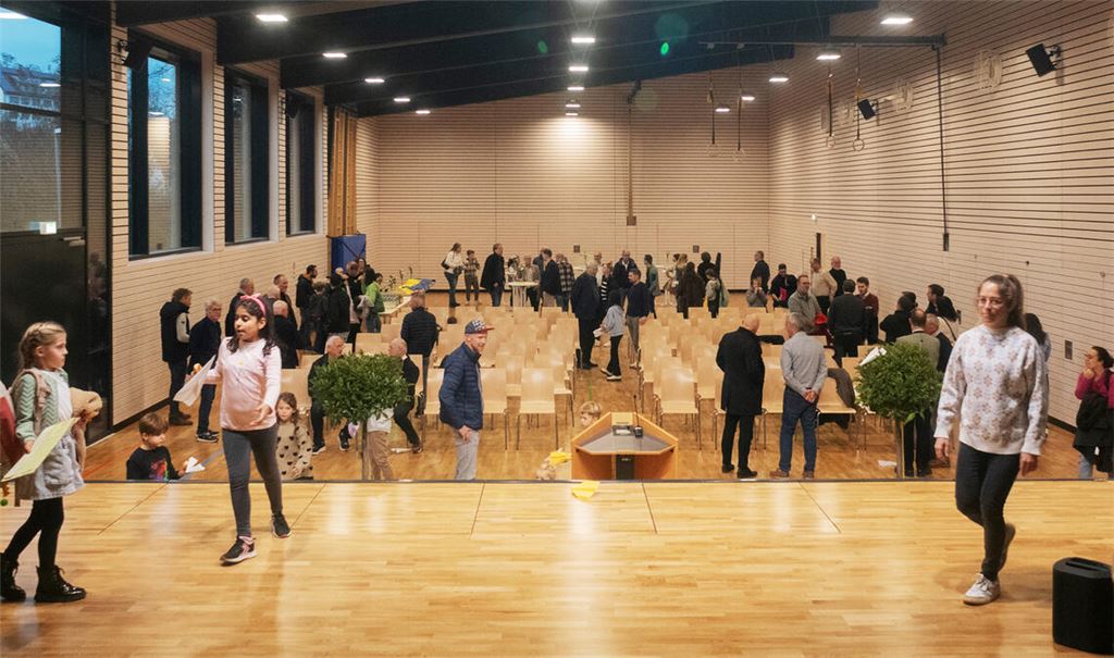 Blick von der Bühne, deren vorderer Teil mit wenigen Handgriffen eingeklappt werden kann, in die grundsanierte Turn- und Festhalle in Lomersheim. Fotos: Fotomoment