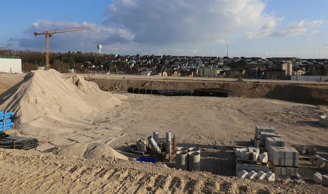 Blick von der Großbaustelle in Richtung Bahnhof: Die Modellierung des Geländes beinhaltet neben den Straßenzügen auch die Baugruben. Fotos: Deeg