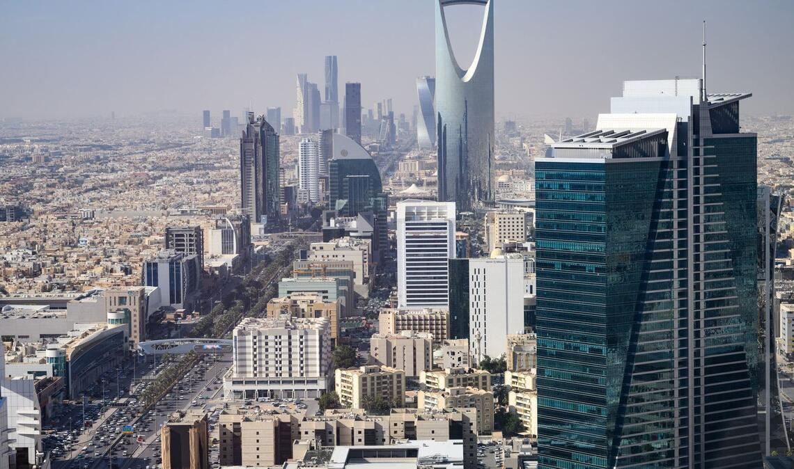 Blick von der Terrasse des Al Faisaliah Towers auf die Innenstadt von Riad. Die saudi-arabische Hauptstadt Riad ist mit rund 7,7 Mio. Einwohnerinnen und Einwohnern eine der größten und am schnellsten wachsenden Metropolen im Nahen Osten. (zu dpa: «Türkei und Pakistan wollen rasch Truppen in Saudi-Arabien stationieren»)