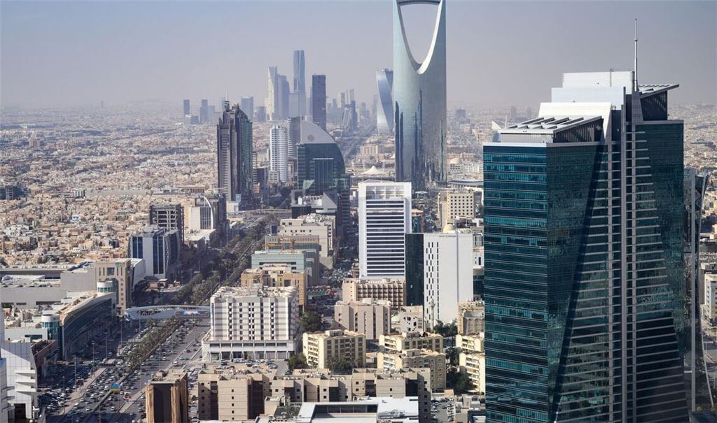Blick von der Terrasse des Al Faisaliah Towers auf die Innenstadt von Riad. Die saudi-arabische Hauptstadt Riad ist mit rund 7,7 Mio. Einwohnerinnen und Einwohnern eine der größten und am schnellsten wachsenden Metropolen im Nahen Osten. (zu dpa: «Türkei und Pakistan wollen rasch Truppen in Saudi-Arabien stationieren»)