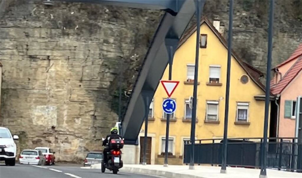 Blick von der neuen Herrenwaagbrücke auf die Baulücke an der Enzstraße, für die die Freien Wähler mit Blick auf Fördermittel auf eine schnelle Lösung drängen.Foto:privat