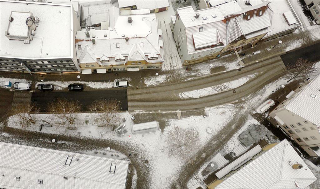 Blick von oben: Trotz Schnee lässt sich der umgebaute Erich-Fuchslocher-Platz mit seiner neuen Mittelinsel und der verlegten Bushaltestelle erkennen. Fotos. Fotomoment