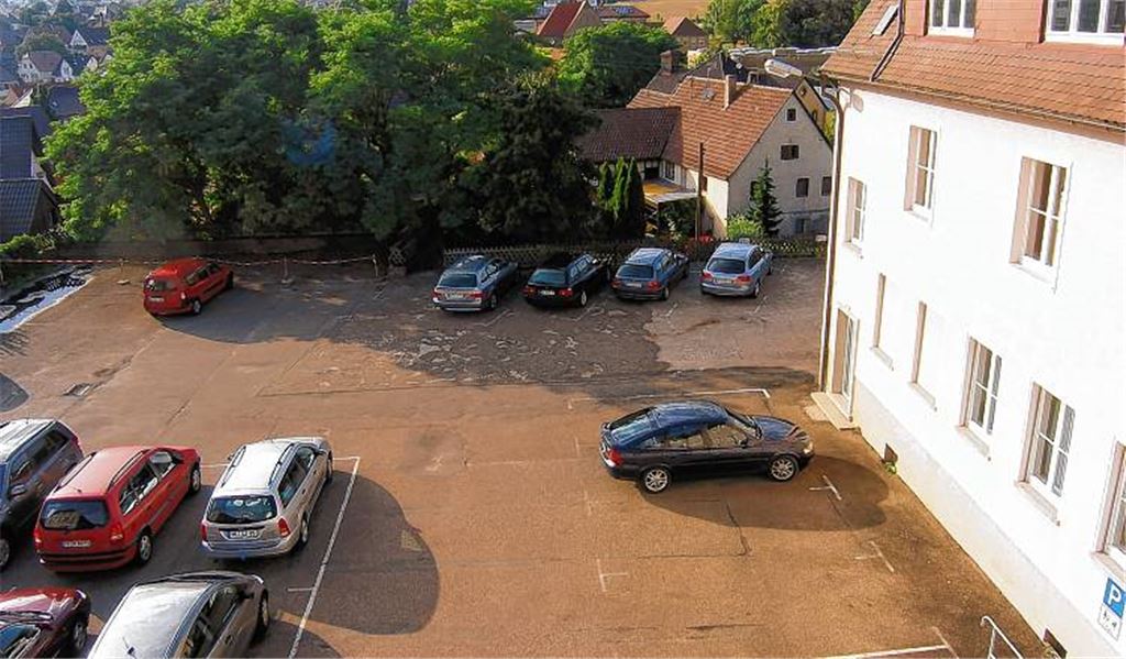 Blick von oben aus dem Ratssaal: Am Knittlinger Rathaus sollen Autos zukünftig nicht nur ebenerdig, sondern auch in einer neu zu bauenden Tiefgarage Platz finden.Archivfoto: Becker