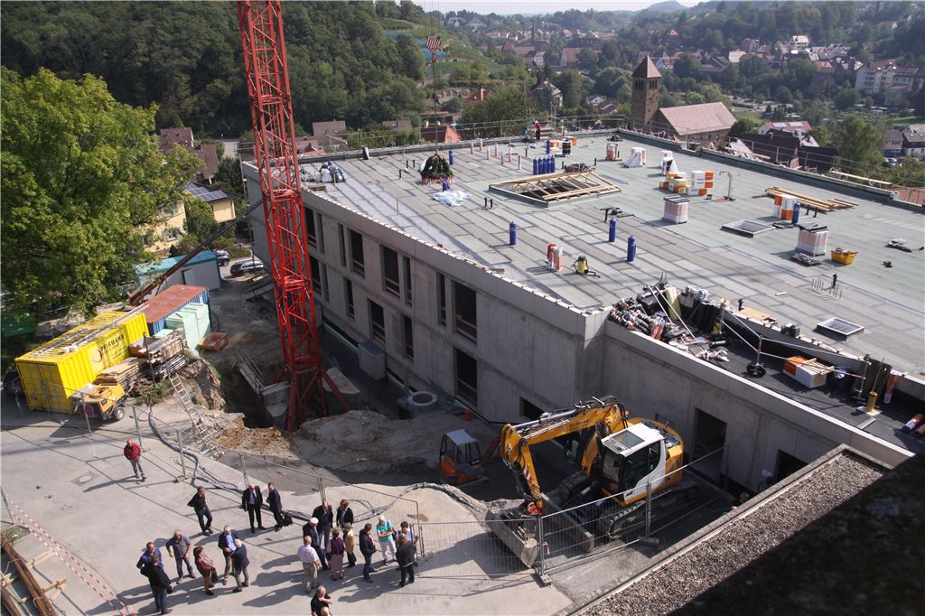 Blick von oben aus dem bestehenden Gebäude des Kinderzentrums auf den Rohbau des Neubaus der sozialpädiatrischen Fachklinik.  Foto: Sadler