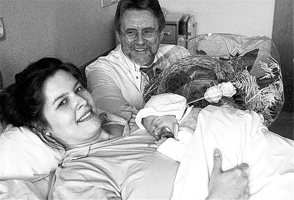 Blick zurück: Sandra Meißner bringt am 1. Januar 2000 ihre Tochter Laura auf die Welt – das erste Baby des Millenniums. Chefarzt Dr. Steigerwald gratuliert damals mit Blumen.Archiv