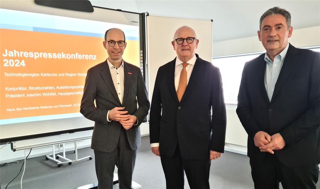 Blick zurück und nach vorn: Hauptgeschäftsführer Walter Bantleon, Präsident Joachim Wohlfeil und Wirtschaftsförderer Frank Schmidt (v.li.). Foto: Peche